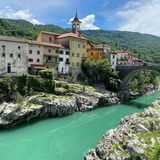 Bunte häuser und Kirchturm, hohe alte Steinbrücke, unten der Fluss