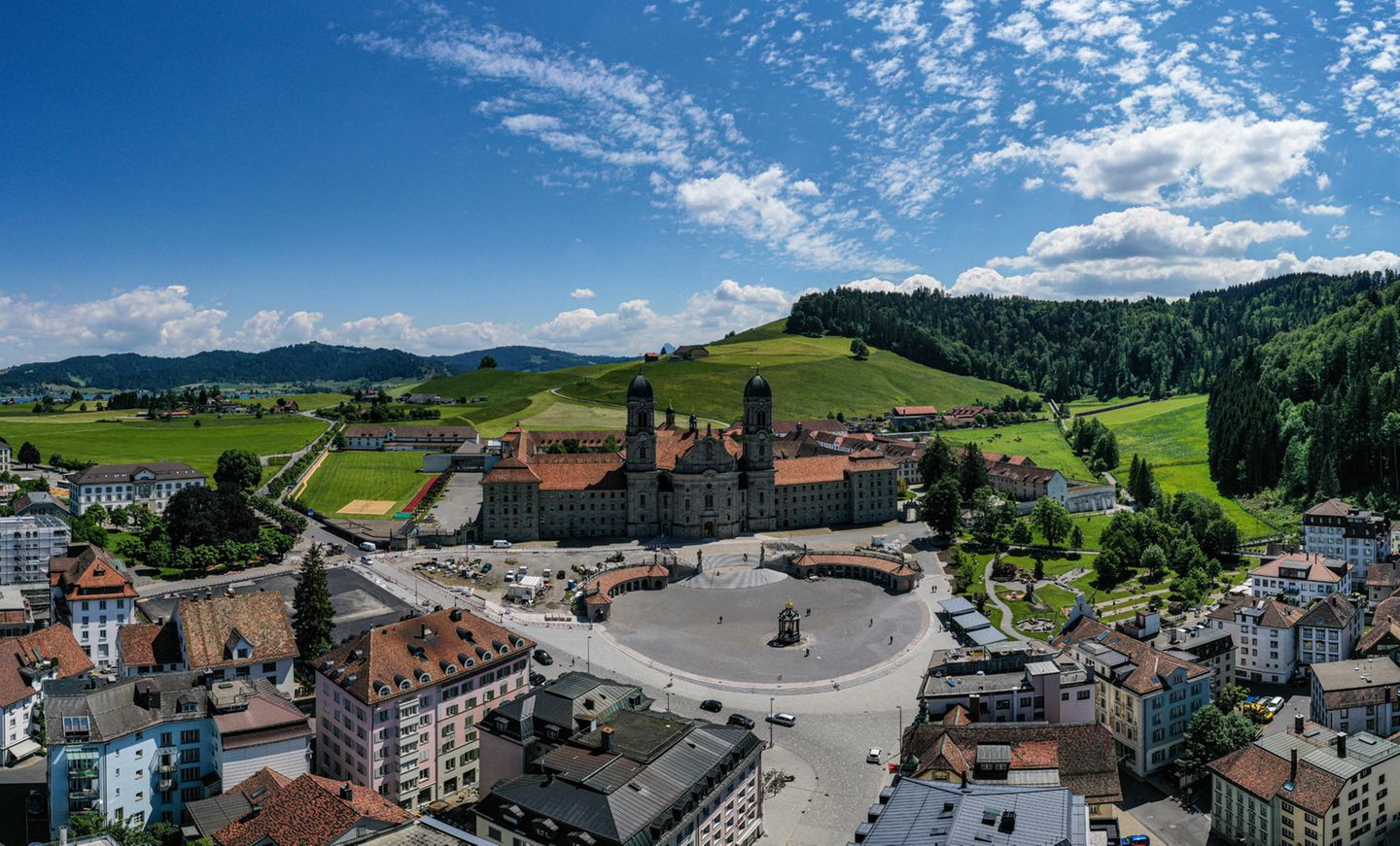 Einsiedeln mit 1000-jähriger Geschichte Kloster in Landschaft