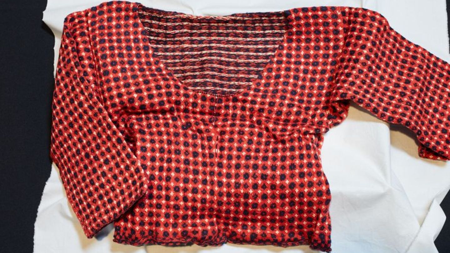 In einem Paket sei ein rot-blauer Strickpullover für eine Frau gefunden worden