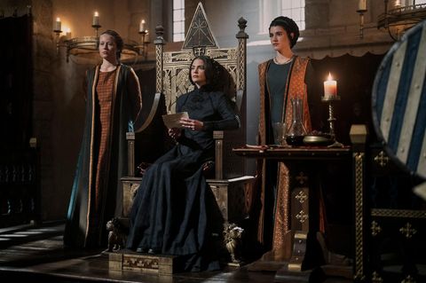 Emma (hier in einer Szene der Serie "Vikings: Valhalla" dargestellt von Laura Berlin, Mitte) entstammt einer bedeutenden Familie: Sie ist die Urenkelin Rollos, jenes Wikingers, der die Herrschaft der Nordmänner auf französischem Boden begründet hat, sowie Tochter Richards I., der sich als erster Normanne "Herzog" nennt
