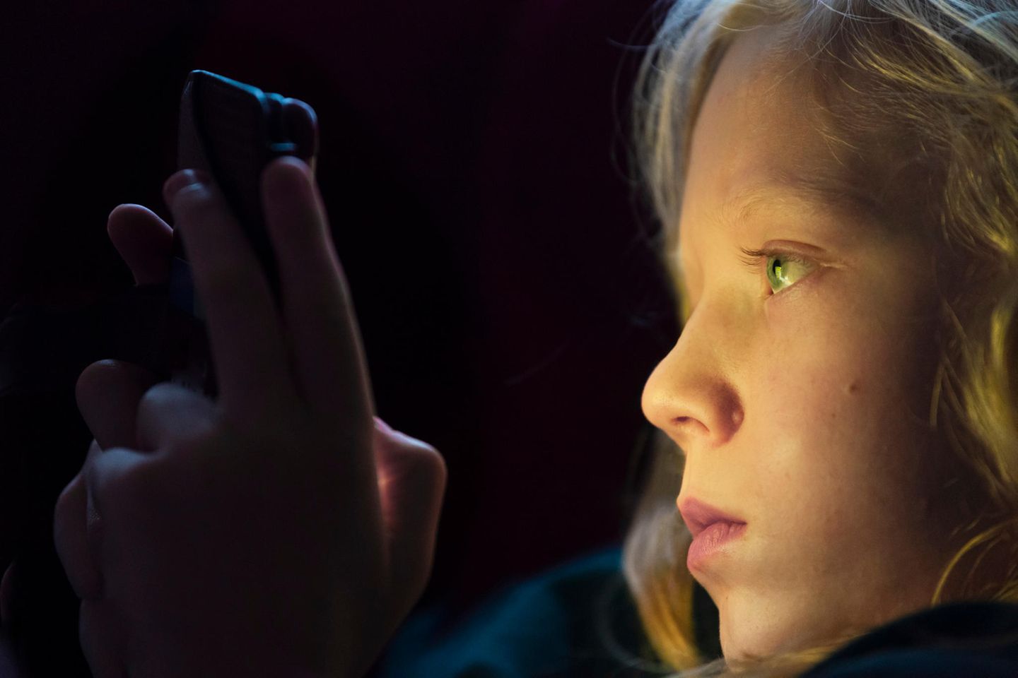 Junge mit Smartphone