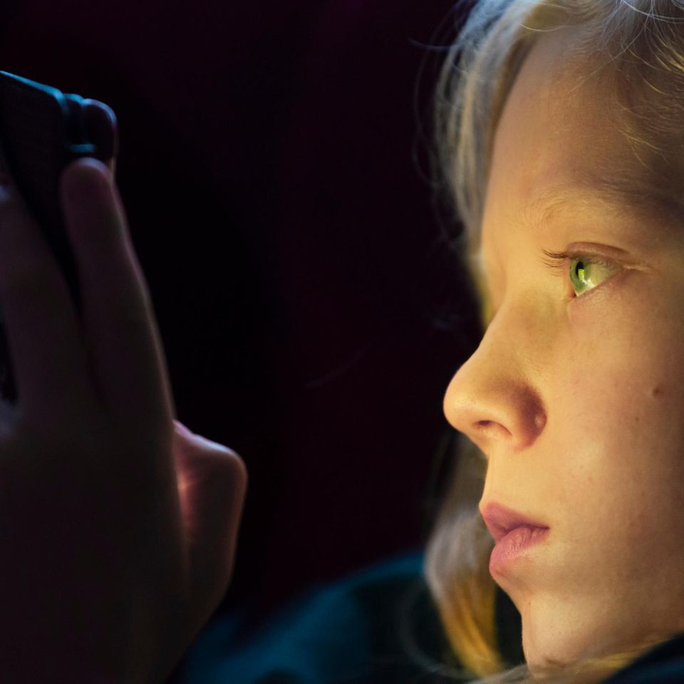 Junge mit Smartphone