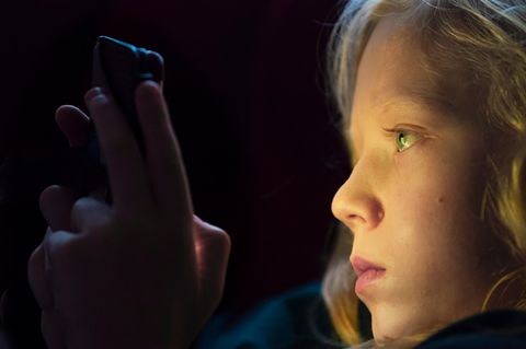 Junge mit Smartphone