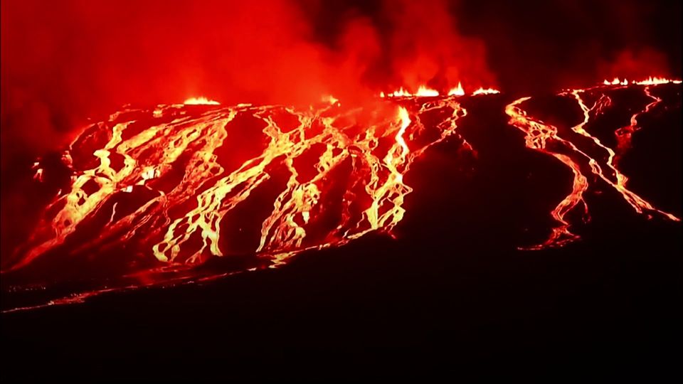 Vulkanausbruch: Eruption auf Galapagos gefährdet seltene Arten – und lässt die Nacht blutrot erstrahlen