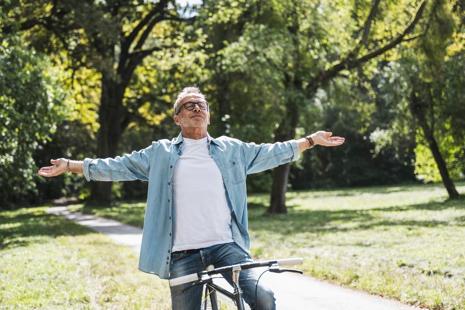 Mann auf Fahrrad im Park  1.5004