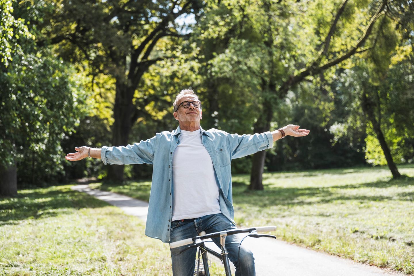 Mann auf Fahrrad im Park