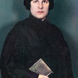 altes Farbfoto einer Frau in der Kleidung einer Rabbinerin mit einem Buch in der Hand