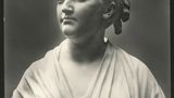 Büste einer Frau mit hochgesteckten Haaren um 1800