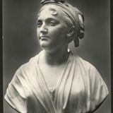 Büste einer Frau mit hochgesteckten Haaren um 1800