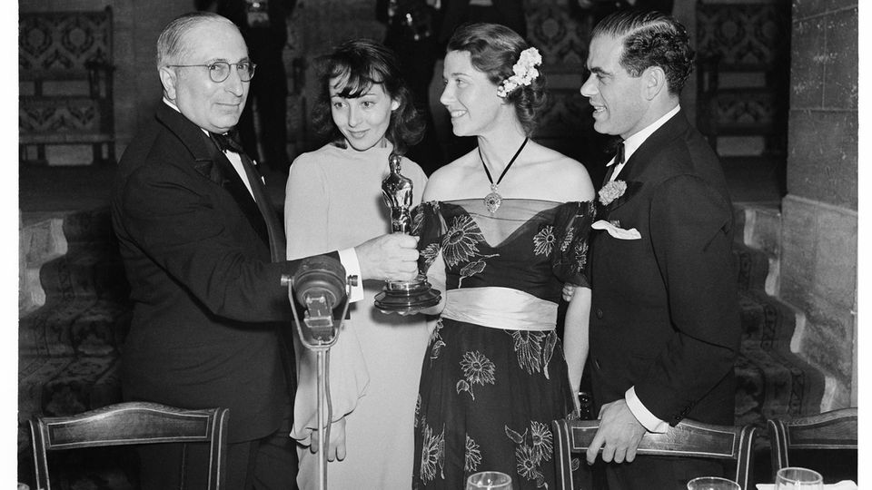 Erste Oscarpreistraegerin Luise Rainer erhält Oscar von Louis B. Mayer Erste Oscarpreistraegerin Luise Rainer erhält Oscar von Louis B. Mayer