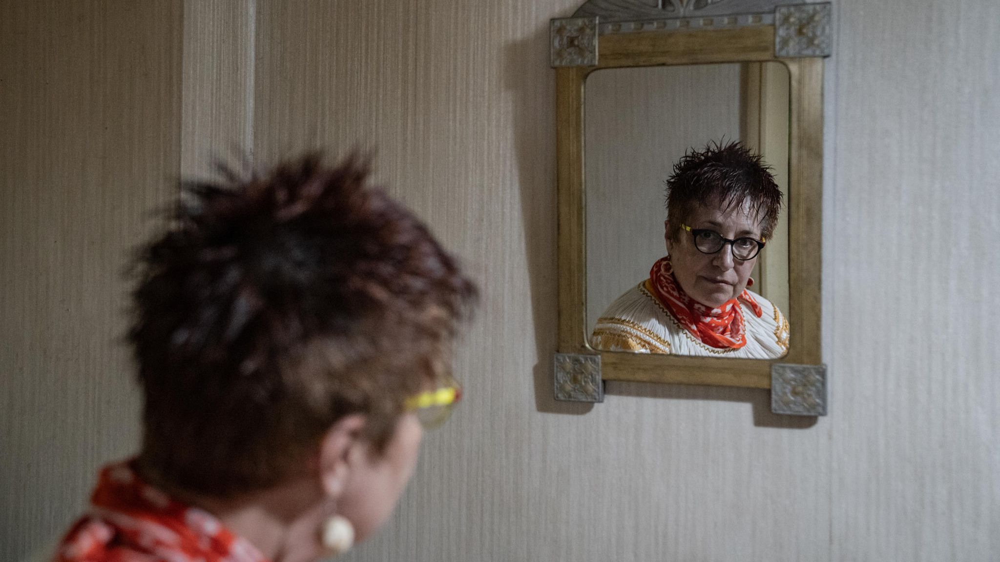 Eine Frau schaut in den Spiegel