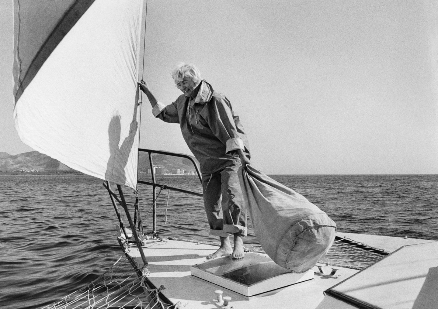 Die Seglerin – Ingeborg von Heister Ingeborg von Heister arbeitet auf ihrem Segelschiff im Meer, trägt einen Seesack