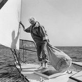 Ingeborg von Heister arbeitet auf ihrem Segelschiff im Meer, trägt einen Seesack