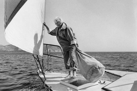 Ingeborg von Heister arbeitet auf ihrem Segelschiff im Meer, trägt einen Seesack