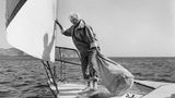 Ingeborg von Heister arbeitet auf ihrem Segelschiff im Meer, trägt einen Seesack