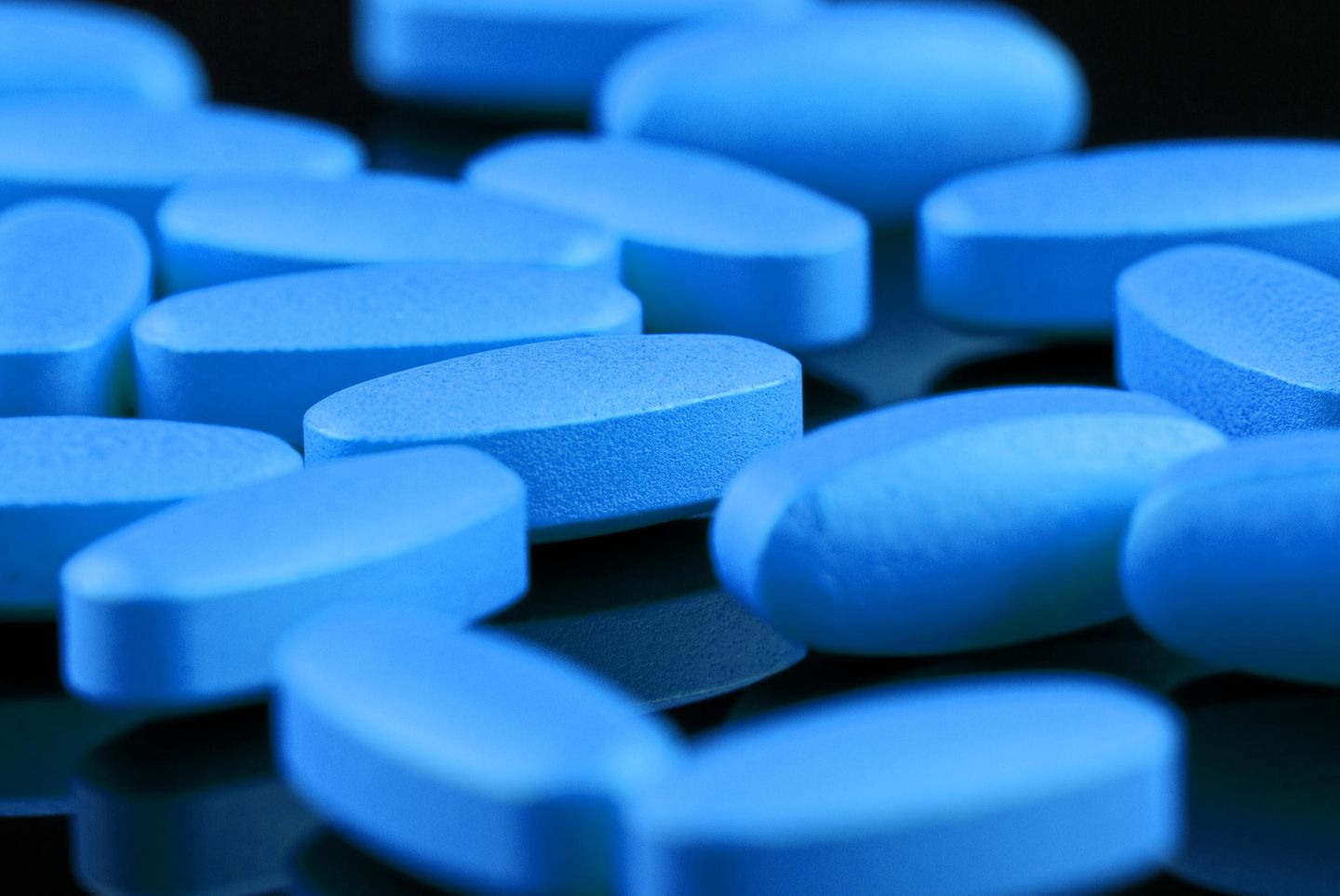 blaue Pillen in Nahaufnahme