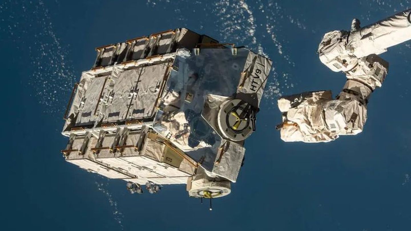 Eine externe Palette mit ausgedienten Nickel-Wasserstoff-Batterien wird von einem Roboterarm der ISS freigegeben