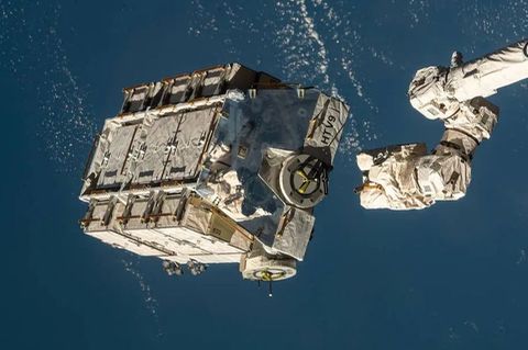 Eine externe Palette mit ausgedienten Nickel-Wasserstoff-Batterien wird von einem Roboterarm der ISS freigegeben