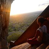 Frau sitzt auf den Stufen bei Sigiriya
