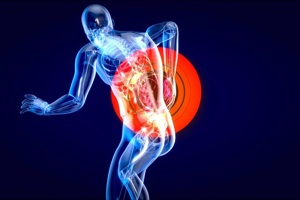 Symbolfoto einer männlichen Wirbelsäule mit rotem Schmerzrkreis