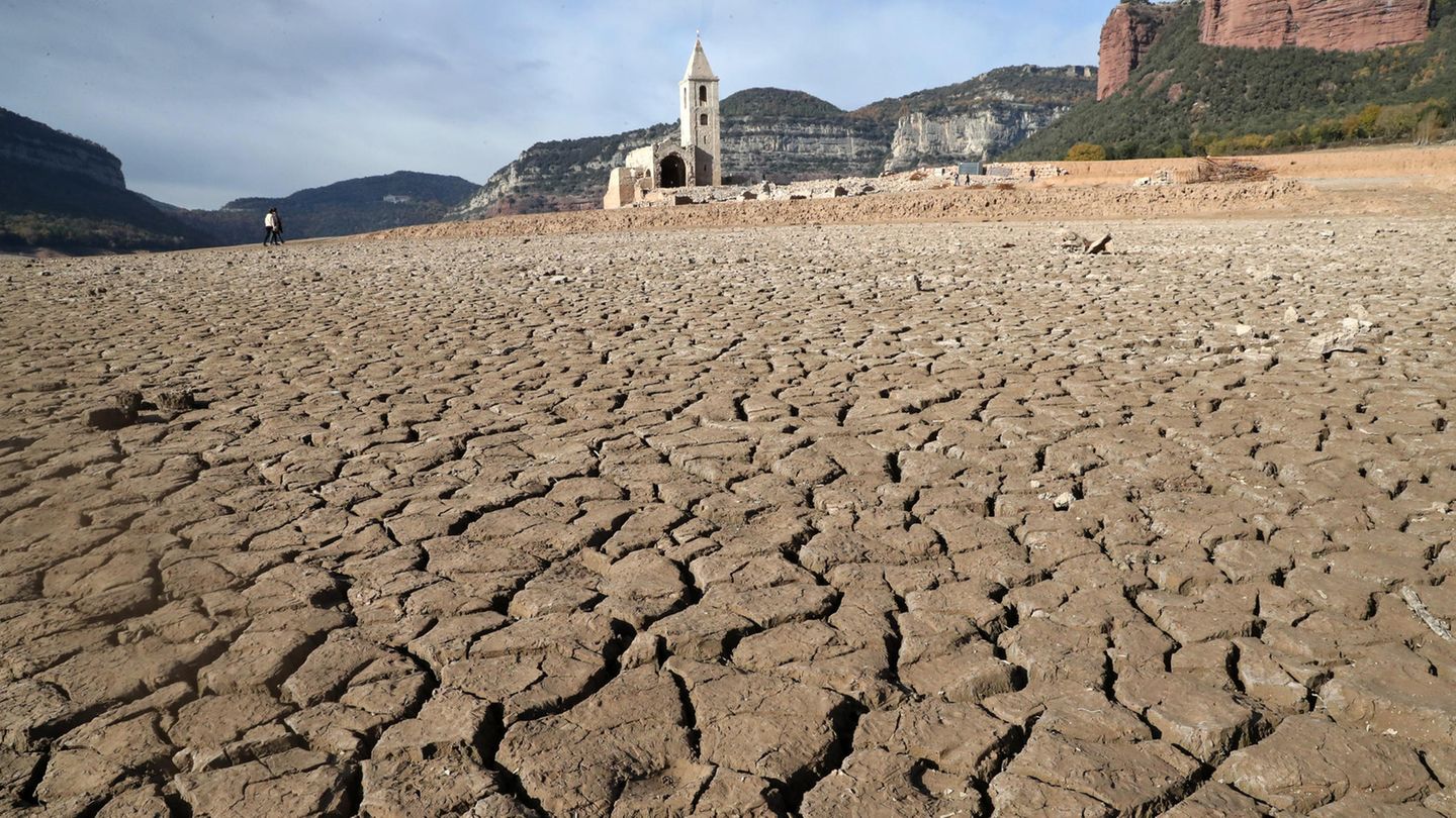 Im Süden Europas machen sich die Effekte des Klimawandels bemerkbar, wie hier in Katalonien im Jahr 2022: Der Regen blieb aus, der Stausee "Pantà de Sau" trocknete immer weiter aus. Diese Kirche steht normalerweise unter Wasser 