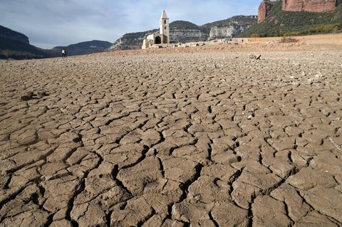 Im Süden Europas machen sich die Effekte des Klimawandels bemerkbar, wie hier in Katalonien im Jahr 2022: Der Regen blieb aus, der Stausee "Pantà de Sau" trocknete immer weiter aus. Diese Kirche steht normalerweise unter Wasser 