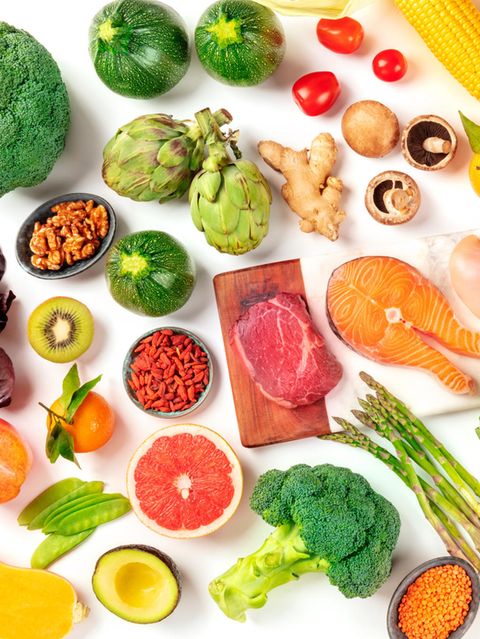 Verschieden bunte Lebensmittel liegen auf einem Tisch