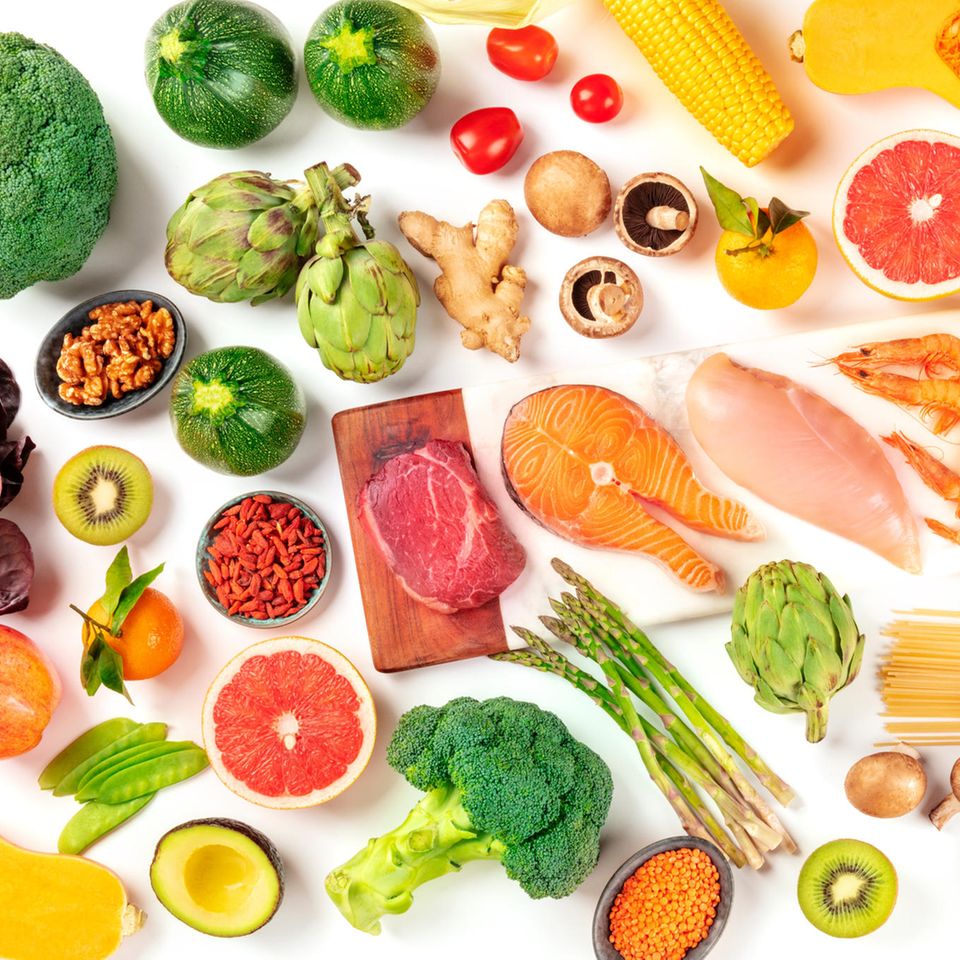 Verschieden bunte Lebensmittel liegen auf einem Tisch Verschieden bunte Lebensmittel liegen auf einem Tisch