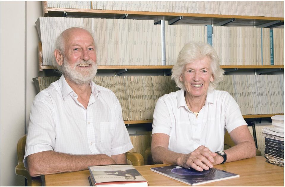 Peter und Rosemary Grant sitzen am Tisch vor Büchern  Peter und Rosemary Grant sitzen am Tisch vor Büchern