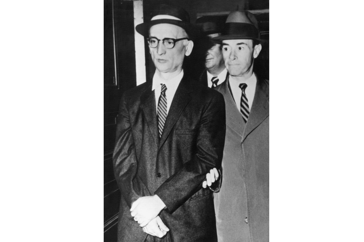 Ein Meisterspion fliegt auf Rudolf Iwanowitsch Abel auf dem Weg zu einer Gerichtsverhandlung