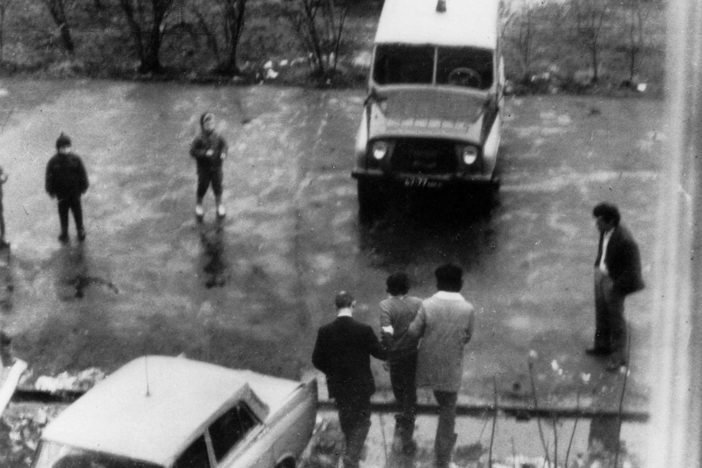 Die sowjetische Staatsführung setzte den KGB auch gegen die eigene Bevölkerung ein: 1977 nahmen Agenten den Dissidenten und Journalisten Alexander Prodrabinek fest. Er hatte in seinem Buch "Strafende Medizin" beschrieben, wie politische Abweichler in der Sowjetunion wegen ihrer Überzeugung zu Irren erklärt wurden. Podrabinek wurde für mehrere Jahre nach Sibirien verbannt