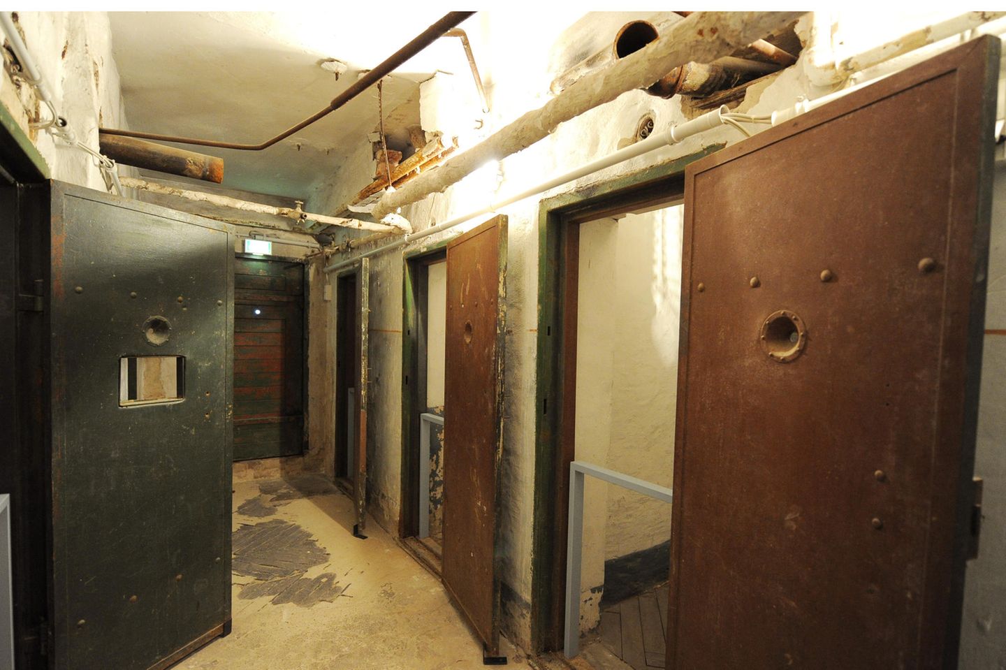 Blick in Zellen des KGB-Gefängnisses in Potsdam