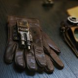 Pistole im Handschuh