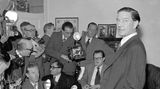 Kim Philby umringt von Fotografen und Journalisten