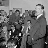 Kim Philby umringt von Fotografen und Journalisten