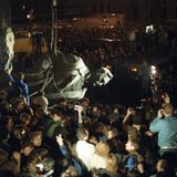 Menschenmenge umringt Statue von Felix Dserschinski