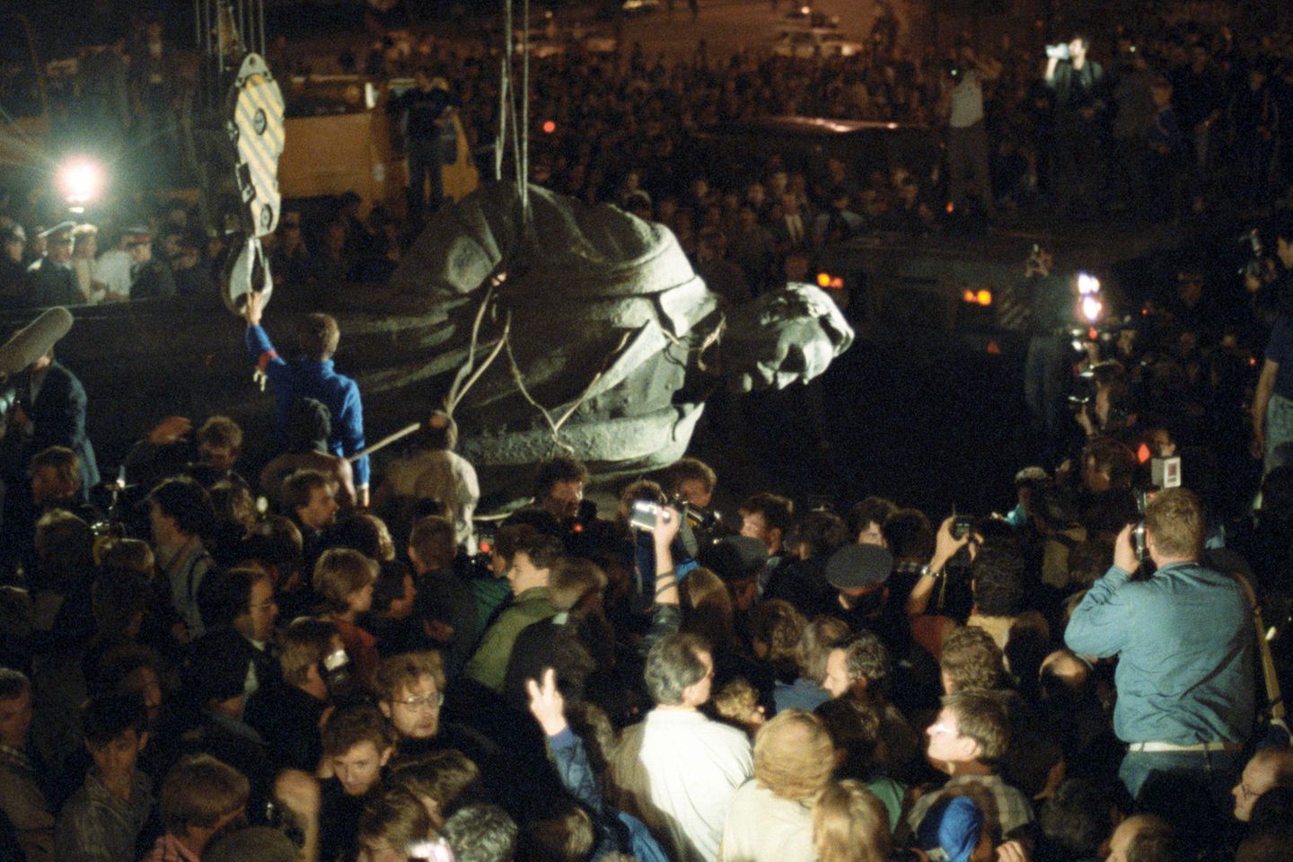 Menschenmenge umringt Statue von Felix Dserschinski