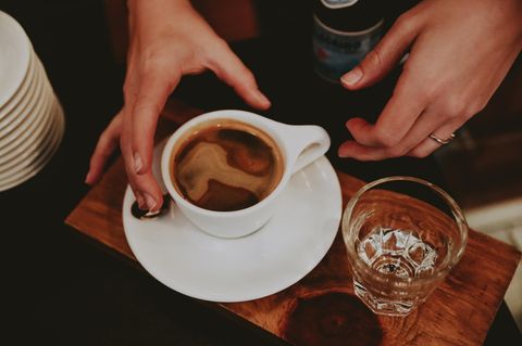 Hände halten eine Tasse Kaffee