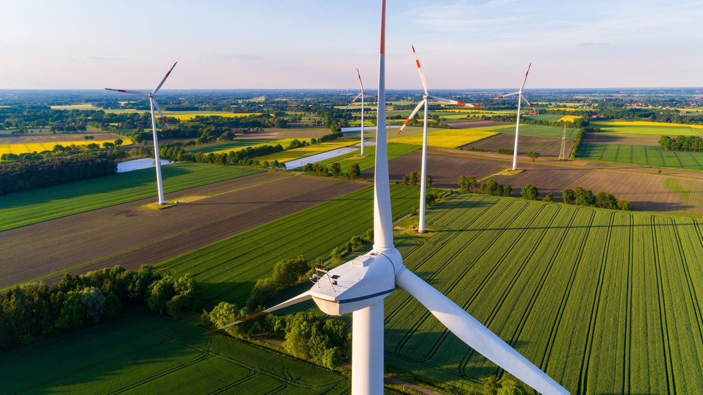 Windräder auf Feldern