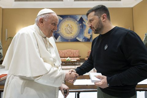 Papst Franziskus schüttelt Hände mit dem ukrainischen Präsidenten Wolodymyr Selenskyj