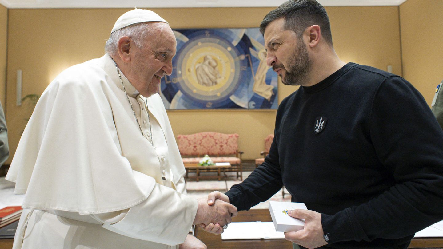 Papst Franziskus schüttelt Hände mit dem ukrainischen Präsidenten Wolodymyr Selenskyj