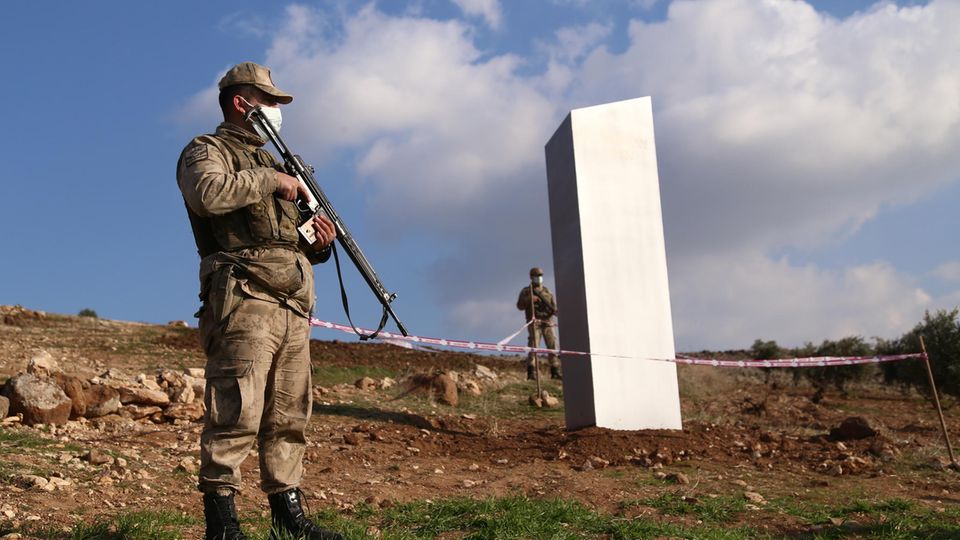Der Monolith in der Türkei fand sich in der Nähe der prähistorischen anatolischen Kultstätte Göbekli Tepe. Auch er verschwand wieder spurlos – obwohl die Polizei ihn angeblich permanent bewachte