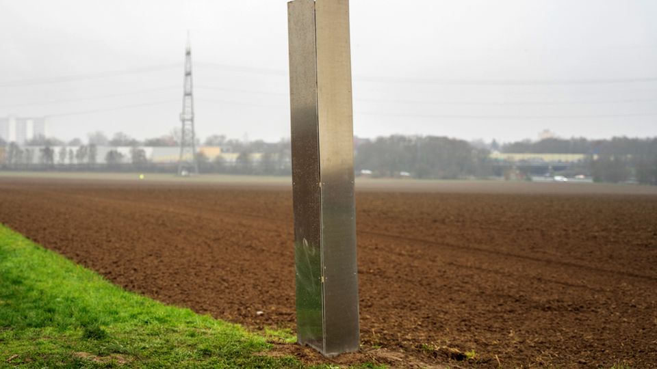 Der Monolith im hessischen Sulzbach war nicht unbedingt perfekt gefertigt – und Unbekannte zerstörten die Säule. Die Reste ließ die Gemeinde wegen der möglichen Gefahr für Fußgänger von Mitarbeitern eines Bauhofs einsammeln