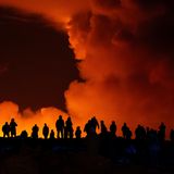 Island, Grindavík: Schaulustige beobachten die Rauchschwaden vulkanischer Aktivität im März 2024