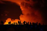 Island, Grindavík: Schaulustige beobachten die Rauchschwaden vulkanischer Aktivität im März 2024