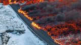Lava fließt über die Hauptstraße nach Grindavik auf die Straße zur Blauen Lagune