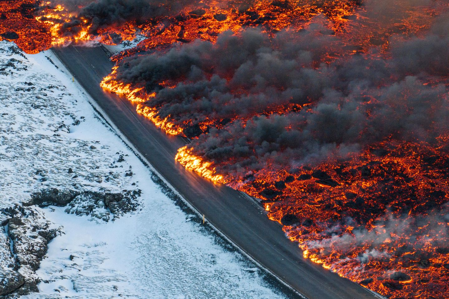 Blaue Lagune evakuiert Lava fließt über die Hauptstraße nach Grindavik auf die Straße zur Blauen Lagune