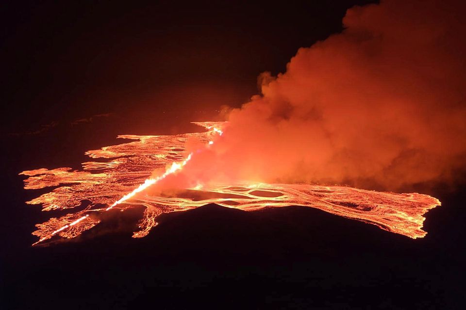 Ausbruch von Lava aus einem Vulkan zwischen Hagafell und Stóri-Skógfell