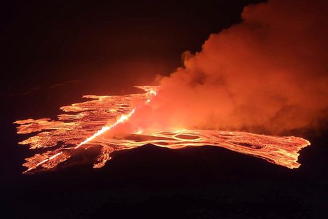 Ausbruch von Lava aus einem Vulkan zwischen Hagafell und Stóri-Skógfell