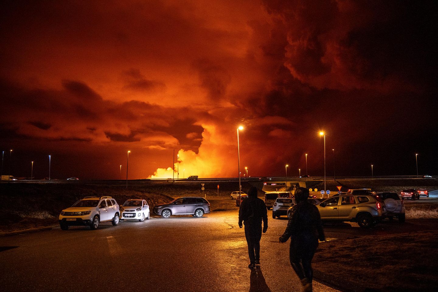 Eine ungewisse Zukunft Island, Grindavík: Rauchschwaden steigen beim Vulkanausbruch auf Island im März 2024 auf